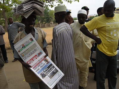 Venditore ambulante di giornali fuori da un seggio durante le elezioni 2011 in Nigeria.