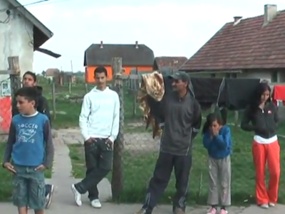 Romaníes en el pueblo húngaro de Gyöngyöspata. Imagen del video subido a YouTube por sosinet1.