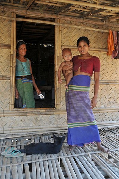 Una familia indígena en Chittagong Hill Tracts. Imagen de Flickr por Jonas en China (CC BY-NC-SA 2.0).