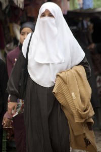Una donna indossa il niqaab. Foto ripresa da Flickr, utente ashi (licenza creative commons).