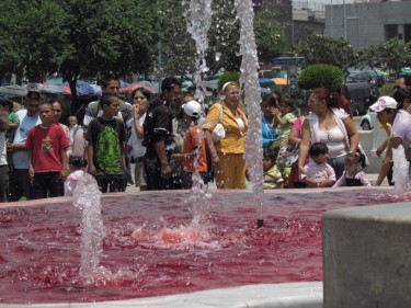 Slika sa bloga "Slika sa bloga"Hajde da zaustavimo metke, hajde da ofarbamo fontane" (CC BY-NC-ND 2.5).