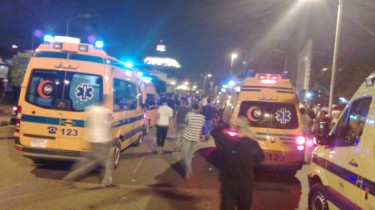 @mosaaberizing: Protesters running towards Cairo Uni. Tens of ambulance cars carrying injured ones. #IsraeliEmbassy