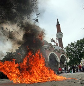 Attivisti di destra intenti a bruciare i tappeti per la preghiera davanti alla moschea di Sofia. Fonte: http://twitpic.com/502wu4