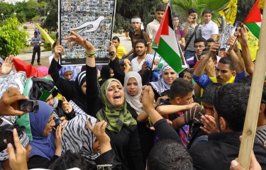 Palestinians attend a rally celebrating the planned signing of a reconciliation agreement between Fatah and Hamas, in Gaza City. Image by Nayef Hashlamoun - ALWATAN Center, copyright Demotix (04/05/2011).