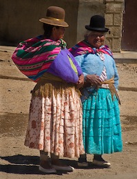 Bolivian women in traditional dress. Flickr: szeke (CC BY 2.0).