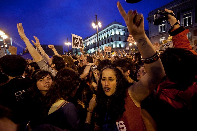 المتظاهرين في مدريد، إسبانيا. تصوير هوليو البارانم مستخدمة تحت رخصة المشاع الإبداعي