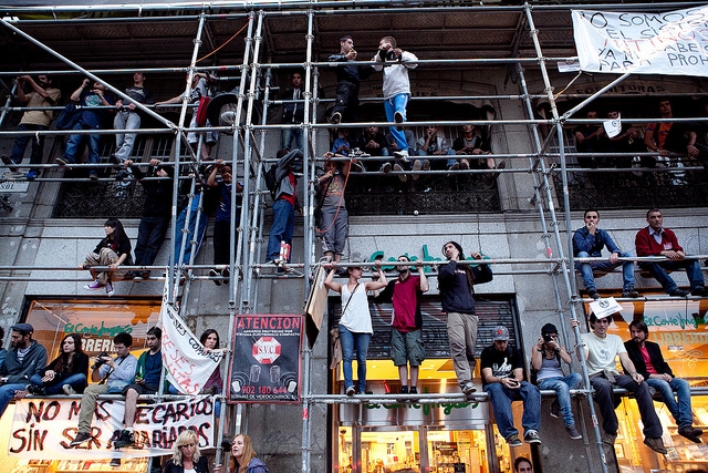 المحتجون في مدريد، إسبانيا. تصوير خوليو الباران متاحة تحت رخصة المشاع الإبداعي