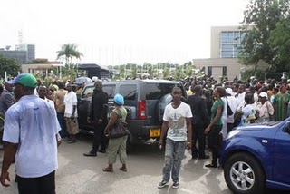Auto de Mba Obame rodeado por partidarios frente a la Asamblea Nacional, Libreville. Imagen con derechos reservados de Jean-Pierre Rougou.