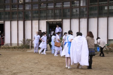 In seguito al terremoto, alcuni pazienti vengono trasferiti in una scuola elementare, a Fukushima.