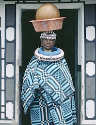 Ndebele tribeswoman, South Africa. Flickr: United Nations Photo (CC BY-NC-ND 2.0).