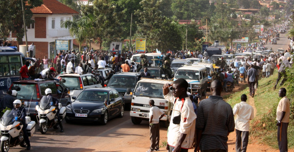  Besigye convoy meets Mugabe convoy. Photo courtesy of @UgInsomniac.
