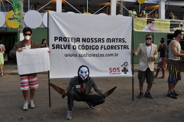 "Protect our woods - Save the Forest Code" Photo from the blog of the AASPAFF (Association for Social Action and Conservation of Water, Fauna and Flora of the northern Chapada), used with permission.