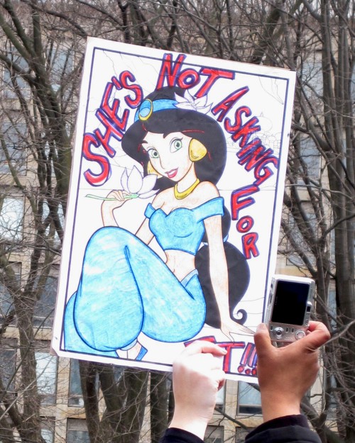 In Canada si sono svolte centinaia di proteste contro un ufficiale di polizia di Toronto, il quale ha sostenuto che "le donne dovrebbero evitare di vestirsi come sgualdrine, in modo da evitare di diventare vittime." Foto di Natalie A., copyright Demotix (03/04/11)