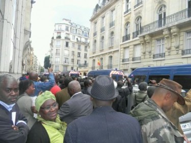 Demonstration at the Senegales embassy in France, June 23, 2011. @Madmadou on Twitter.