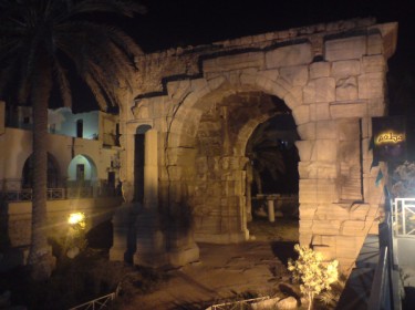 قوس ماركوس اوريليوس ليلاً في طرابلس القديمة.