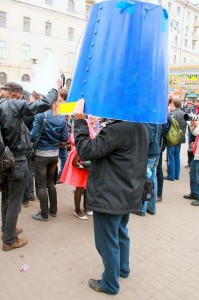 Member of the Blue Buckets Society, a civic society movement organized via Internet, photo by Flickr user quirischa