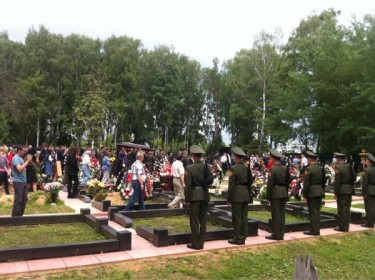 Yuri Budanov's funeral, photo by Oleg Kashin at Twitpic