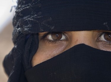  ﻿Γυναίκα στη έρημο κοντά στο Sharm el Sheik στην Αίγυπτο. Φωτογραφία από το Flickr από τον χρήστη DavidDennisPhotos.com (CC BY-SA 2.0)