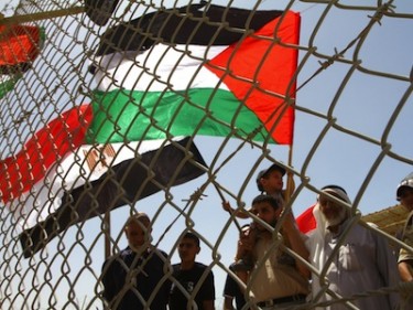 Palestijnen nemen deel aan een bijeenkomst bij het hek van grenspost Rafah. Foto van ASHRAF AMRA copyright Demotix (28/05/11).