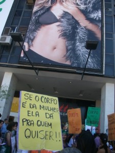 Wenn der Körper der Frau gehört, gibt sie ihn wem sie will. SlutWalk Brasilien. Photo von @josipaz auf Twitpic.