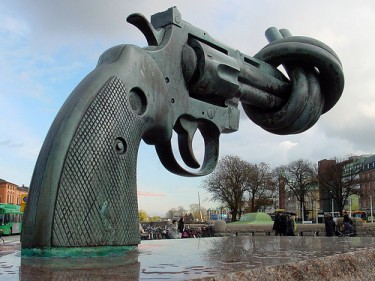 スウェーデンのマルメ中央駅近くにある「非暴力」(または「ねじれ銃」として知られている)彫刻の写真。Flickrのユーザー@sTeの提供 (CC BY 2.0)。