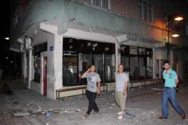 Negozi, auto e altre proprietà private sono stati danneggiati nei pressi della zona degli scontri. Istanbul, Turchia.