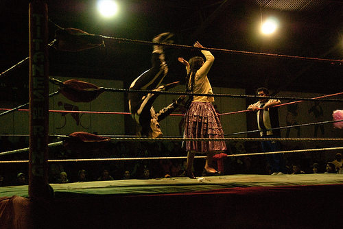Indigenous 'cholita' Bolivian women wrestlers. Image by cholita wrestling by Flickr user funkz CCBy (CC BY 2.0).