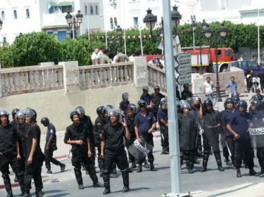 Polizia a Tunisi. Foto di Kissa online blogspot.