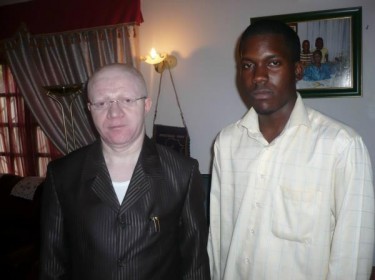 Thierry Moungalla, ministro congoleño de Correos y Telecomunicaciones, con Verone Mankou, director ejecutivo de VMK