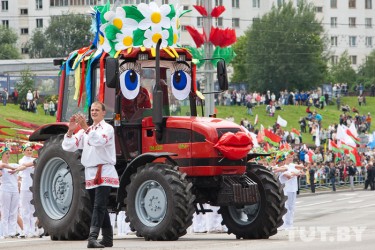 A 'girl-tractor' and perhaps the only person in Minsk who was allowed to clap. Photo by Anton Motolko, used with permission.