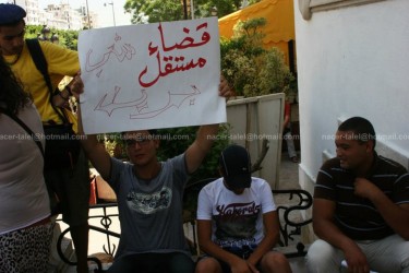 Protesta nel centro di Tunisi, 8 agosto. Il manifesto dice "Il popolo vuole l'indipendenza della giustizia", Foto di Nacer Talel, condivisa attraverso la sua pagina Facebook