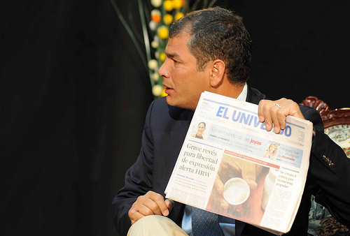 President Correa with a copy of El Universo. Image by Flickr user Presidencia de la República de Ecuador (CC BY-NC-SA 2.0).