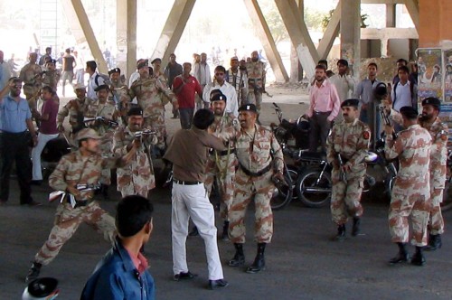 Soldati dei ranger mentre picchiano un motociclista durante scontri con i manifestanti che protestavano a Karachi per la mancanza di benzina. Foto di PPI Images, copyright Demotix (28/02/2011).