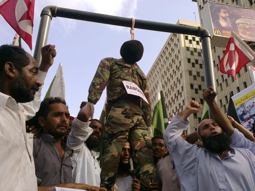 Simulacro di un ufficiale dei Ranger impiccato. Questa immagine, scattata da Ayub Mohammad, copyright Demotix (11/06/2011), è stata ripresa durante una delle proteste inscenate dopo l'esecuzione extragiudiziale del ragazzo.