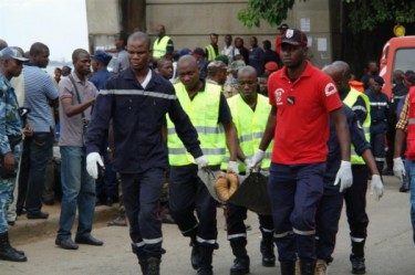 Abidjan, August 5, 2011: Rescuers evacuate victims and casualties after the tragedy on the Houphouet Boigny bridge. Image by @toussine on Twitpic, republished with permission.