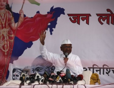 Anna Hazare dirigiéndose al pueblo y a los medios de comunicación en Jantar Mantar, Delhi. Foto de Sarika Gulati, derechos de Demotix (08/04/2011).