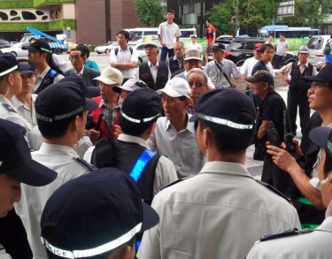 Parents Confronting Police in Seoul