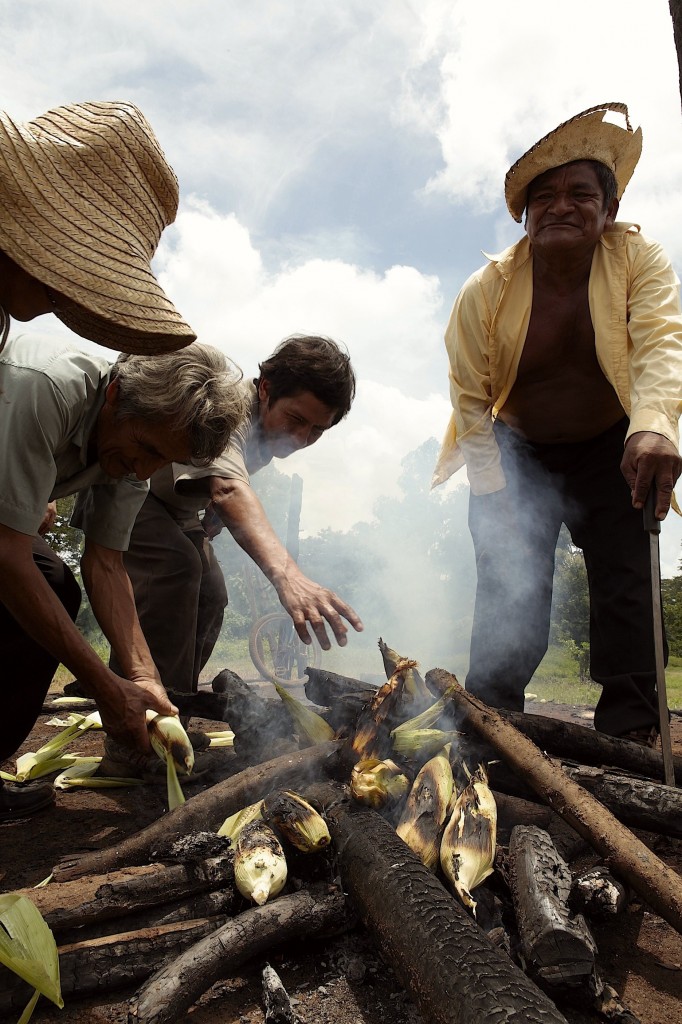 Peasants preparing corn, by Alberto Arce (CC BY-NC-SA 3.0) 