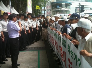 Image of Parents Federation Members Confronting Police