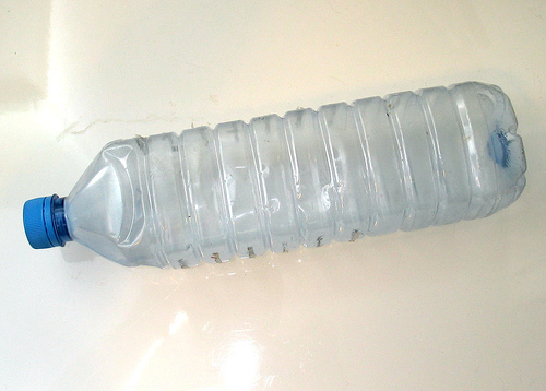 زجاجة مياه بلاستيك فارغه
