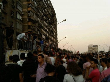 Manifestanti abbattono il muro di cinta dell'ambasciata israeliana al Cairo. Foto di Mahmoud Abu Sharkh