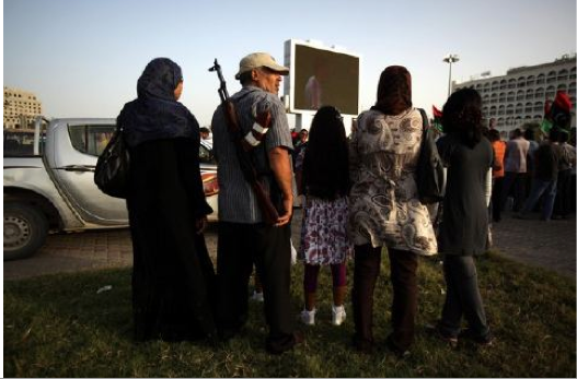Rodzina z Trypolisu ogląda mecz 