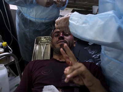 Manifestante que recibió una herida en la cabeza luego de un ataque de las fuerzas de seguridad del gobierno recibe atención médica en un improvisado hospital/mezquita cerca de la Universidad de Saná. Foto de Luke Somers, copyright Demotix (18/09/2011).
