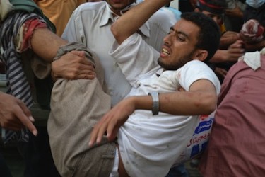 Heridos manifestantes yemenitas son llevados a una ambulancia durante los enffrentamientos luego de una marcha pacífica en la capital, Saná. Foto de Saleh Maglam, copyright Demotix (18/09/2011)