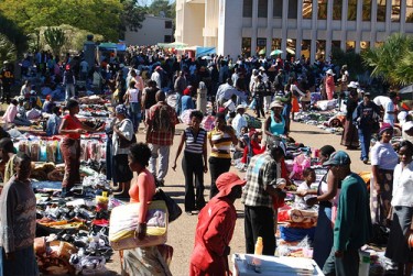   Il mercato del Sabato mattina fuori dal Municipio di Bulawayo