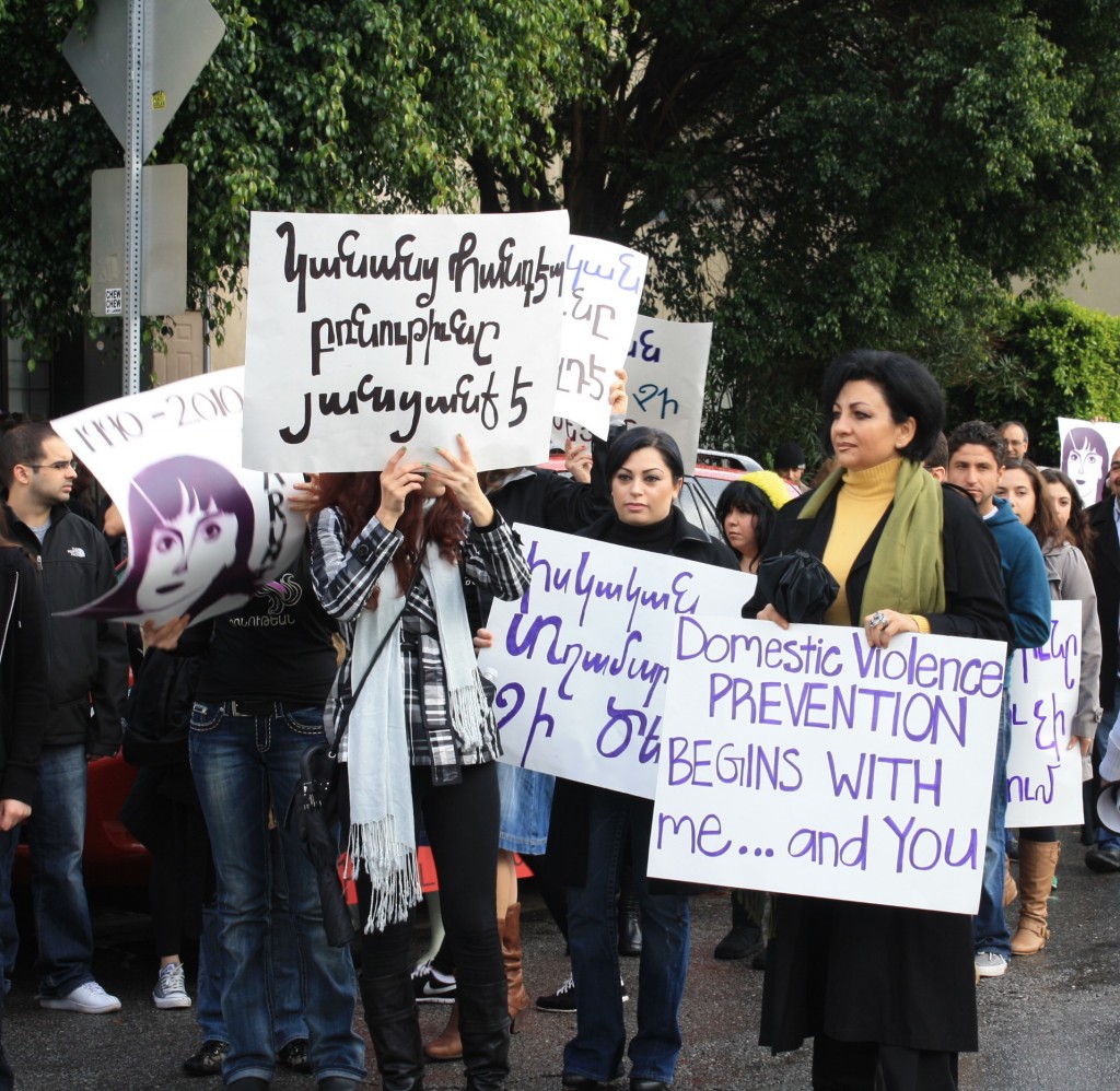 Le immigrate armene a Los Angeles danno supporto gli attivisti in Armenia organizzando una marcia contro la violenza domestica agli inizi di questo anno. Foto di Liana Aghajanian.