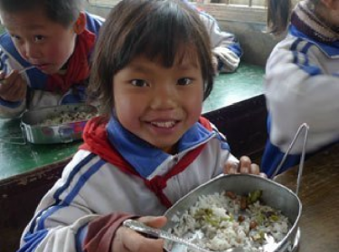 Uczniowie ze szkoły podstawowej w Hongban jedzą obiad Zdjęcie ze strony gromadzącej fundusze, opublikowane przez @anna313 na Weibo 