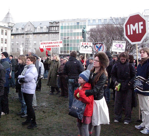 Protesto em Reiquejavique, 2008. Foto de Kristine Lowe no Flickr (CC BY-NC-SA 2.0)