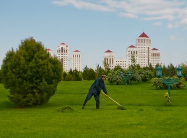 Onderhoud aan het stadspark in de Turkmeense hoofdstad Asjchabad. Foto van Mirka Duijn, copyright Demotix (24-09-2009)
