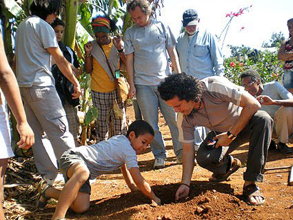 Attivisti di El Guardabosques piantano un Cordia Boissieri